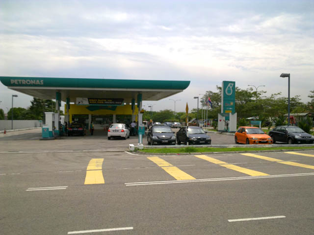 Homestay nearby 2 petrol pumps Petronas, just in case you run out of gas, just walk :) 13